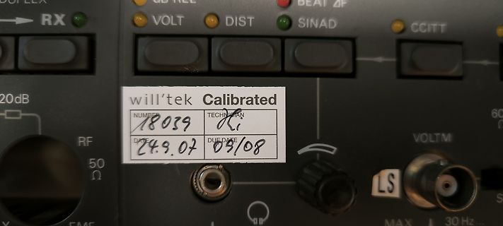 Nahaufnahme eines Kalibrieraufklebers auf einem Messgerät