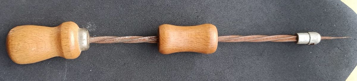 Holzgriff mit Metallspindel