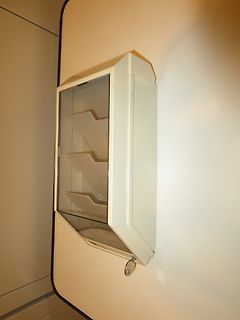 Weißer Wandvitrine mit Glasfront