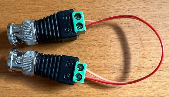Zwei BNC-Stecker mit Schraubklemmen und Kabeln