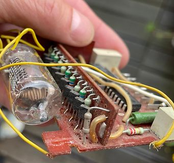 Hand hält Leiterplatte mit Vakuumröhre und Widerständen