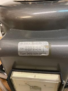 Typenschild eines Netzteils mit Anzeige