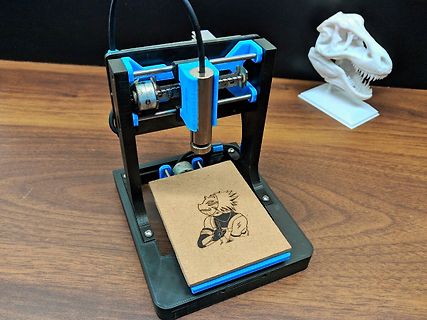Miniatur-Lasergravierer mit graviertem Holzbrett