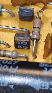 Nahaufnahme elektronischer Bauteile auf Leiterplatte