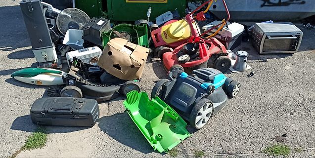 Haufen aus Elektroschrott und Rasenmähern