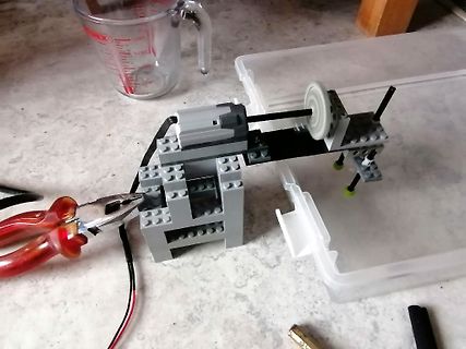 Lego-Aufbau mit Zange und Kabeln