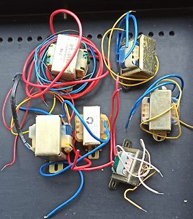 Mehrere Transformatoren mit bunten Kabeln