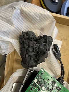 Zerstörte Elektronikkomponenten und Leiterplatte