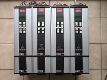 Vier Danfoss Frequenzumrichter nebeneinander montiert
