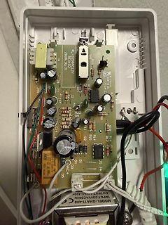 Geöffnete Elektronikplatine mit Bauteilen und Verkabelung