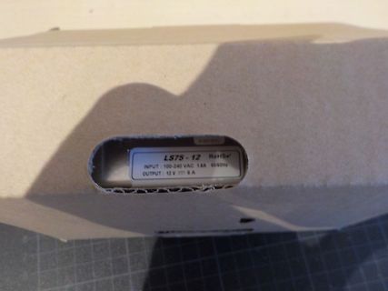 Typenschild eines Netzteils in Kartonverpackung