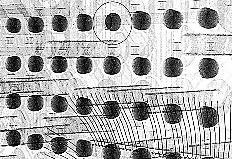CAD-Ansicht eines Leiterplatten-Layouts mit Durchkontaktierungen