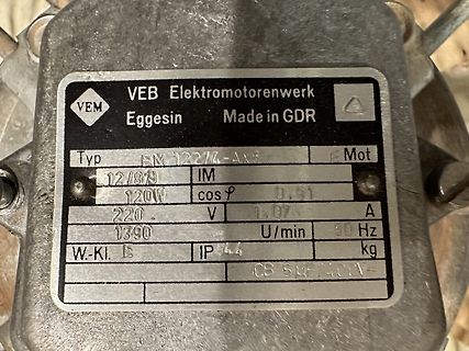 Typenschild eines Elektromotors