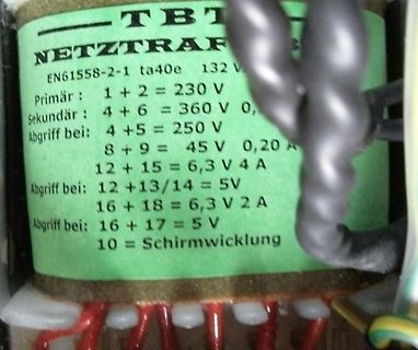 Aufkleber eines Netztransformators mit technischen Daten