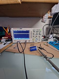 Oszilloskop mit Messaufbau und Varta Batterie