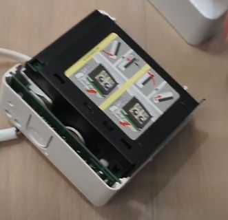 Geöffnetes elektronisches Gerät mit zwei Modulen