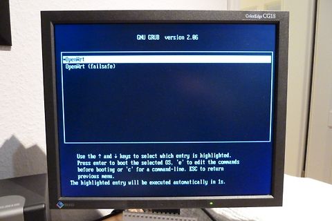 Foto eines Monitors mit GNU GRUB Bootmenü