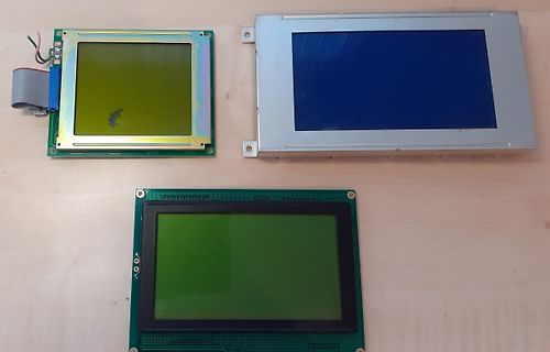 Drei verschiedene LCD-Displays auf Holzuntergrund