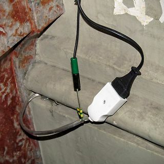 Netzstecker mit provisorischer Verbindung
