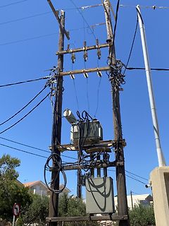 Strommast mit Transformatoren und Leitungen