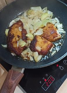 Braten in einer Pfanne auf einem Induktionskochfeld