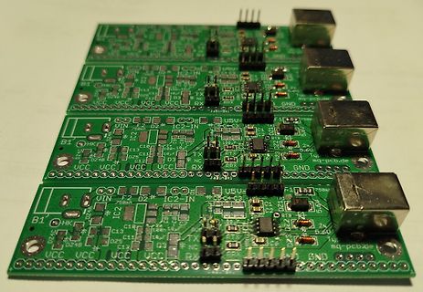 Mehrere grüne Leiterplatten mit USB-Anschlüssen