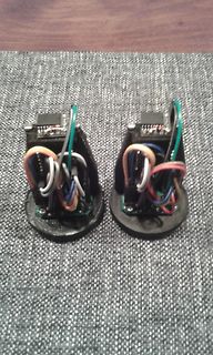 Zwei kleine elektronische Baugruppen mit Verkabelung