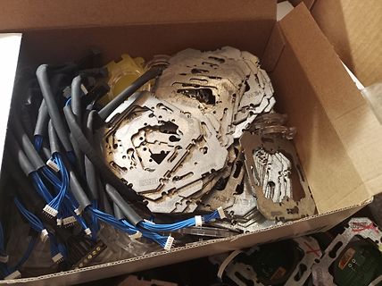 Kabel und Metallgehäuse in einem Karton