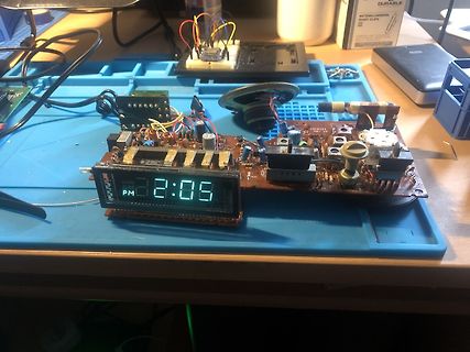 Zerlegte Elektronik mit Digitalanzeige auf blauem Untergrund