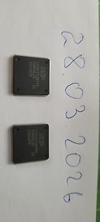 Zwei NXP LPC4337 Mikrocontroller mit handschriftlicher Datumsnotiz