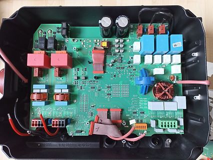 Geöffnete Elektronikplatine in einem Gehäuse