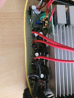 Leiterplatte eines Netzteils mit Kondensatoren und Kühlkörper