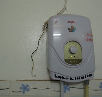 Elektrischer Durchlauferhitzer an Wand