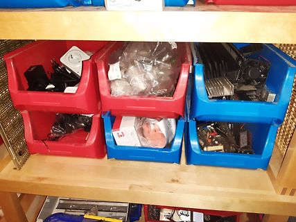 Sortierte Kunststoffboxen mit Elektronikkomponenten und Kleinteilen