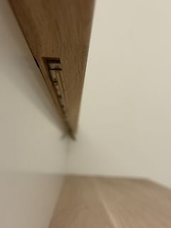 Nahaufnahme einer Holzleiste mit Aussparung
