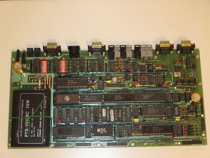 Bestückte Leiterplatte mit Netzteilmodul und Speicherchips