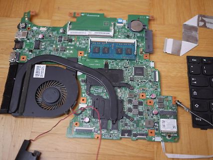 Zerlegte Laptop-Hauptplatine mit Lüfter und Tastatur