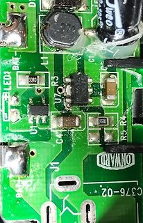 Nahaufnahme einer grünen Leiterplatte mit elektronischen Bauteilen