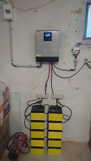 Solar-Inverter mit Lithium-Batteriepack an Wand