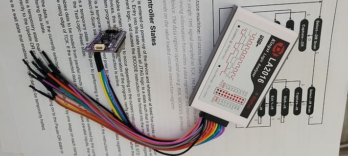 Kingst LA2016 Logik-Analysator mit Jumper-Kabeln auf Dokument unterlegt
