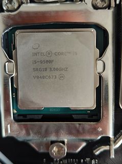 Intel Core i5-9500F Prozessor auf Mainboard