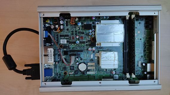 Offenes Computergehäuse mit Blick auf die Hauptplatine