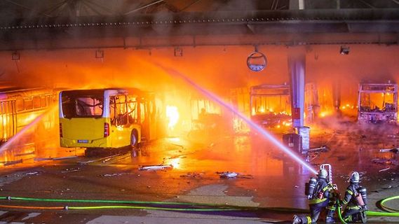 Feuerwehr löscht brennende Busse
