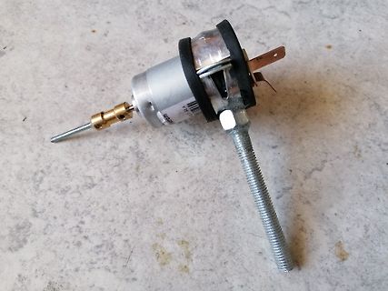 Elektromotor mit Welle und Gewindestange