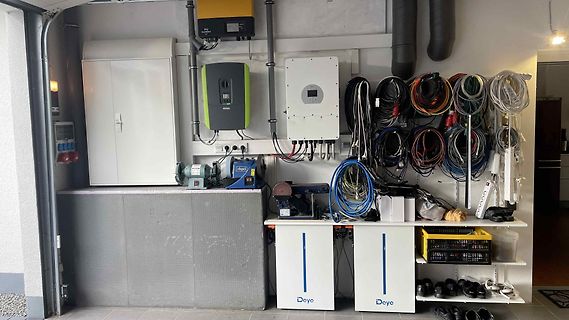 Werkstatt mit Elektroinstallationen und Kabelrollen