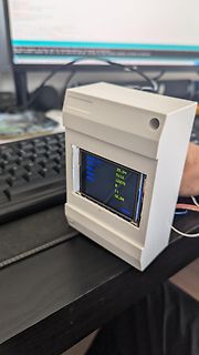 Gehäuse mit Display und Messwerten auf Schreibtisch