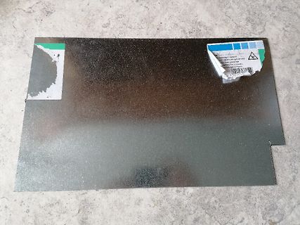Metallplatte mit Aufkleber