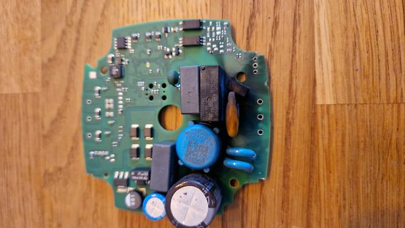 Foto einer Leiterplatte mit elektronischen Bauteilen