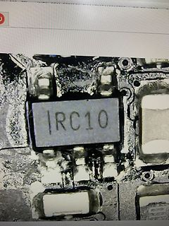 Makroaufnahme eines elektronischen Bauteils auf Leiterplatte