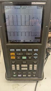 Handheld-Oszilloskop mit zwei Wellenformen